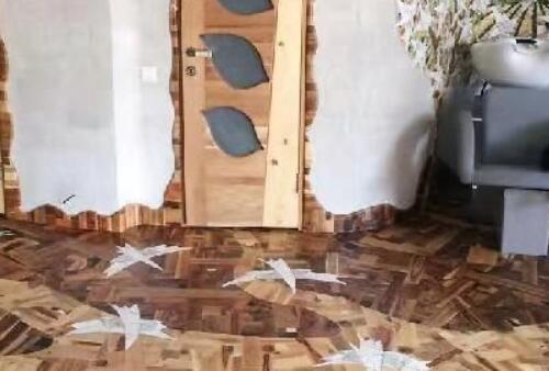 外国小伙用木块和碎瓷砖铺地板 花费5个月完工 效果太惊艳